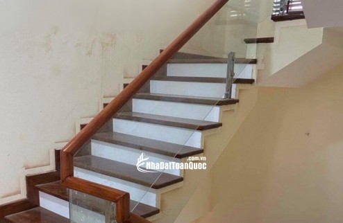 Mình cho thuê nhà mới, hai đường đi, Thái Hà; vỉa hè 92m2* 5T- 30 Tr
